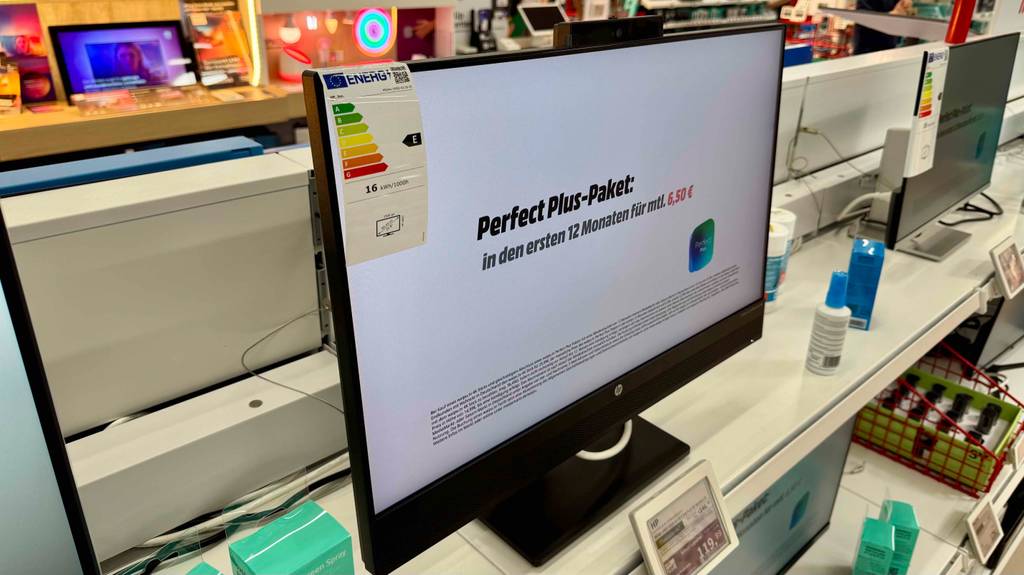 Getestet: Ansicht von links schräg oben auf einen eingeschalteten HP-Monitor mit 24 Zoll.