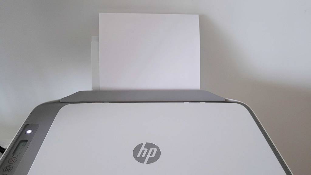 Getesteter HP-Multifunktionsdrucker mit aufgefülltem Druckerpapier. 