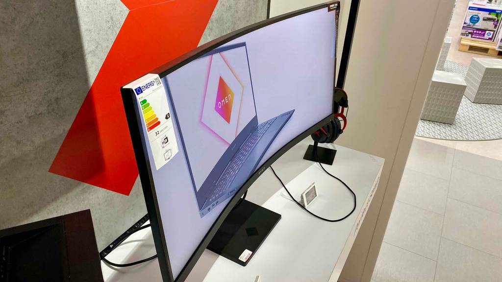 Ein getesteter 34-Zoll-Monitor von schräg oben auf einer hellen Fläche.
