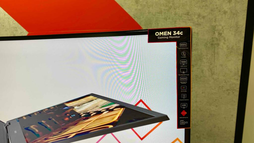 34-Zoll-Monitor getestet: Nahaufnahme einer Ecke des 34-Zoll-Monitors mit Informaitonsaufkleber.