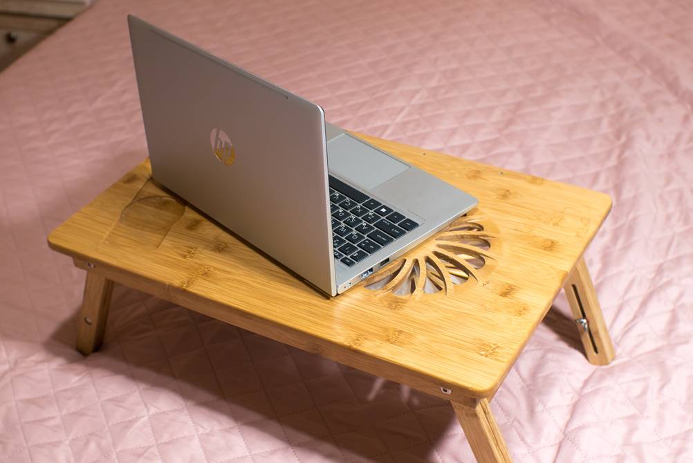 Ein Laptop von hp liegt auf einem Tisch.