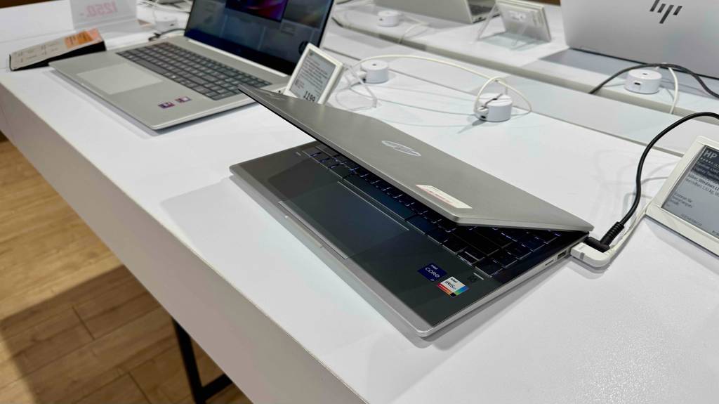 Blick von schräg oben auf einen halb zugeklappten HP Pavilion PC im Test.
