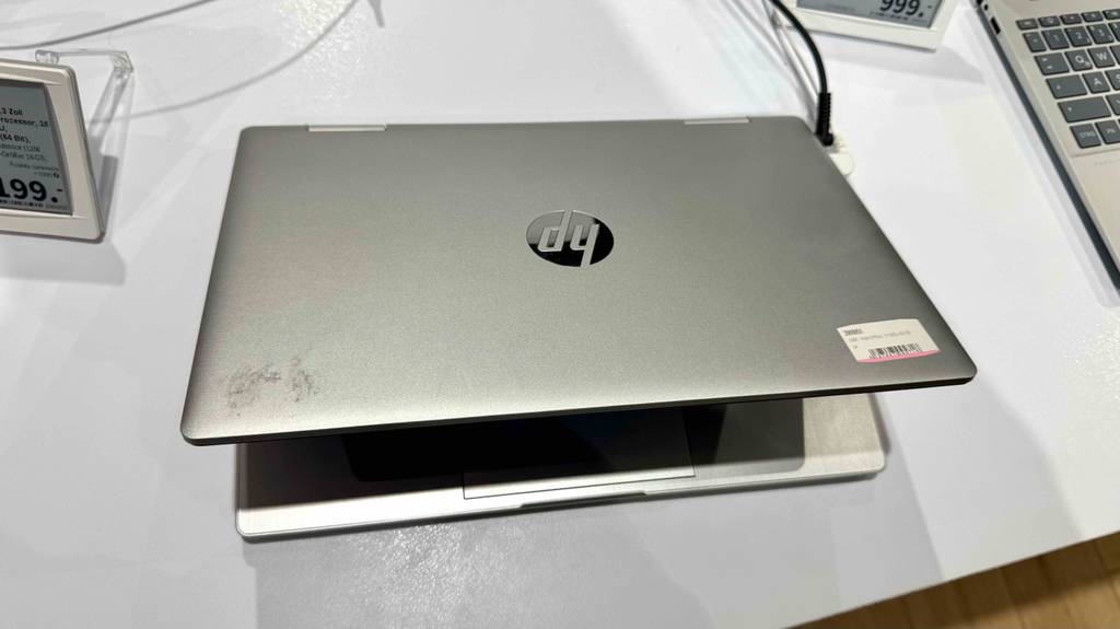 Im Test: Blick von oben auf einen zugeklappten HP Pavilion PC.