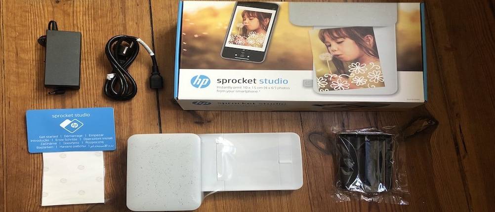 mobile drucker test: unboxing eines mobilen druckers von hp auf einem holztisch