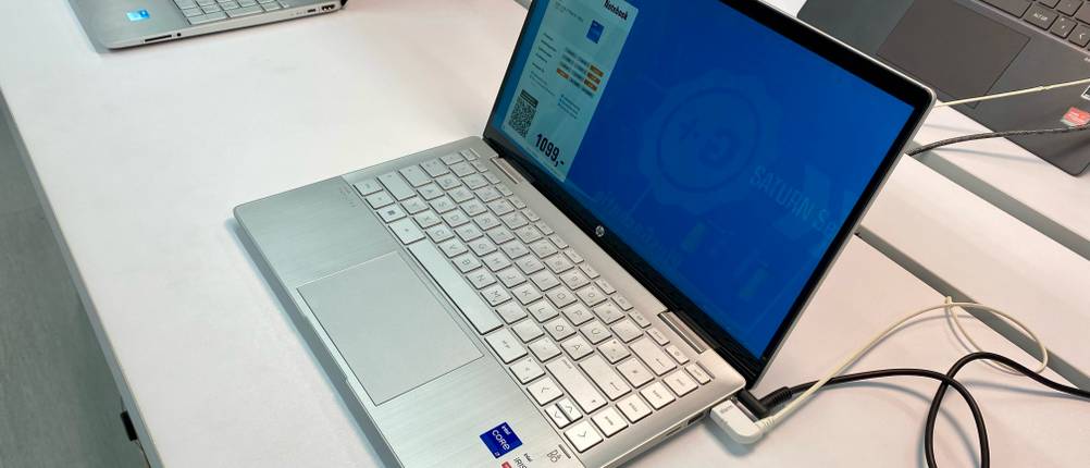 aufgeklappter HP-Laptop mit Windows 10 im Test