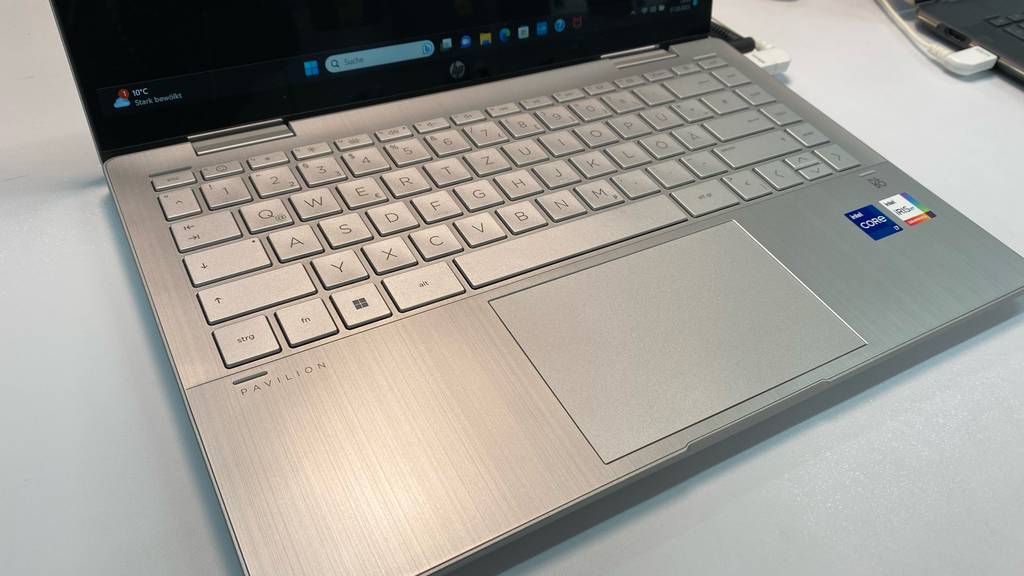 Windows-10-Laptop im Test: eingeschalteter Laptop in Silber steht auf einem Verkaufstisch.