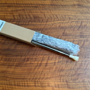 Der Htly-SPR-Spinnwebenbesen wurde halb aus dem Karton gezogen.