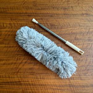 Der Griff liegt neben dem Htly-SPR-Spinnwebenbesen.