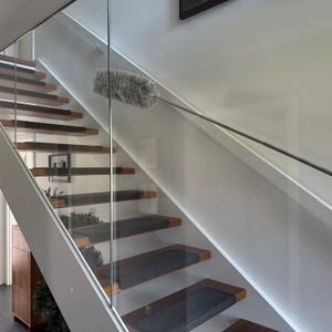 Mit dem Htly-SPR-Spinnwebenbesen wird eine Glasscheibe gereinigt.