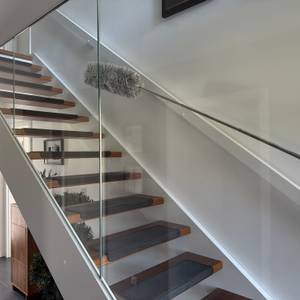 Mit dem Htly-SPR-Spinnwebenbesen wird eine Glasscheibe gereinigt.