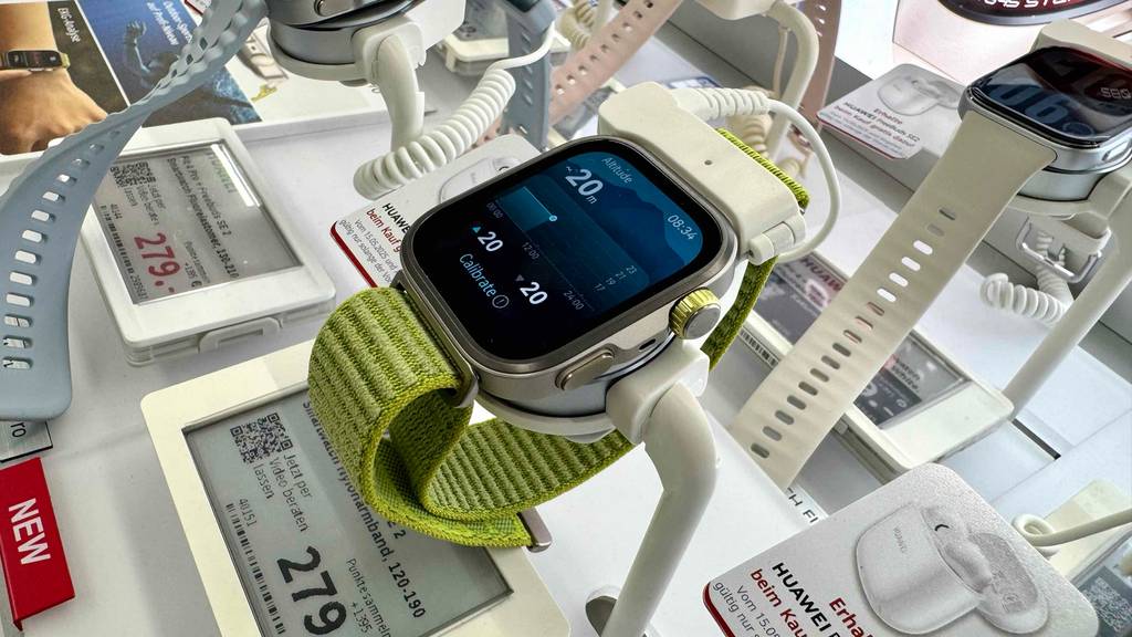 Detailansicht der Einstellmöglichkeiten an der Seite einer getesteten China-Smartwatch.