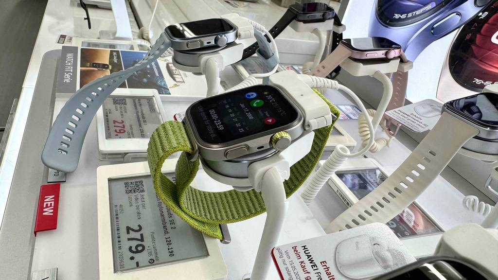 Seitenansicht einer China-Smartwatch im Test.