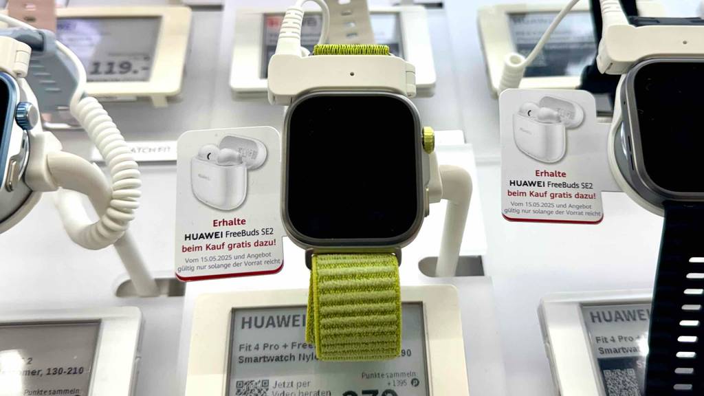Blick von vorn auf eine getestete China-Smartwatch im ausgeschalteten Zustand.