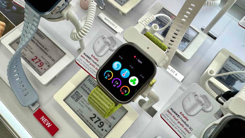Mehrere Symbole werden auf dem Display einer China-Smartwatch im Test angezeigt.