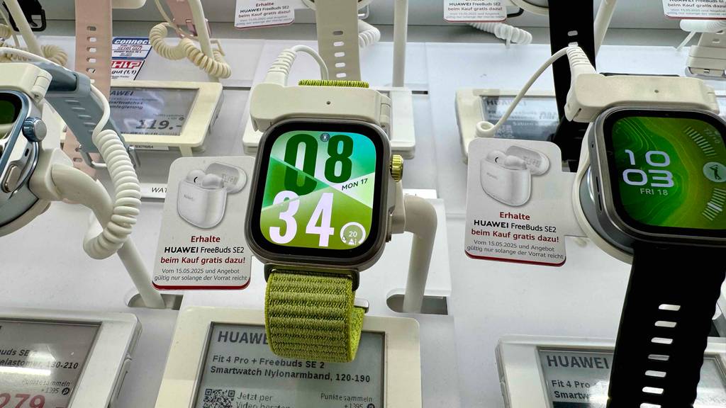 Auf einer China-Smartwatch im Test ist die Uhrzeit im abstrakten Design angezeigt.