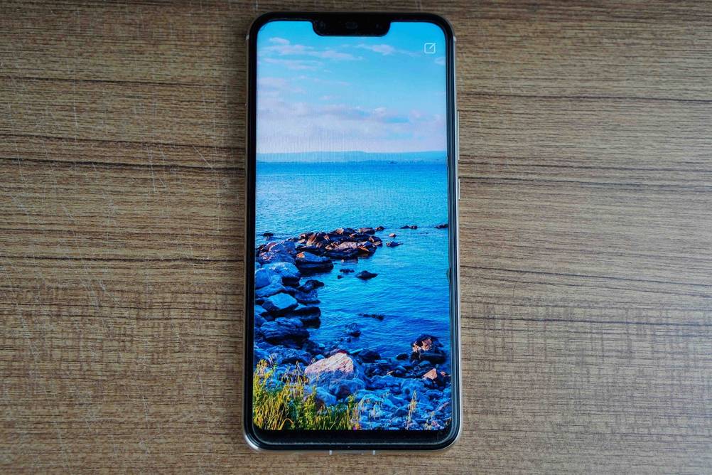 Huawei-Smartphone im Test: Auf Smartphone-Display ist das Meer zu sehen.