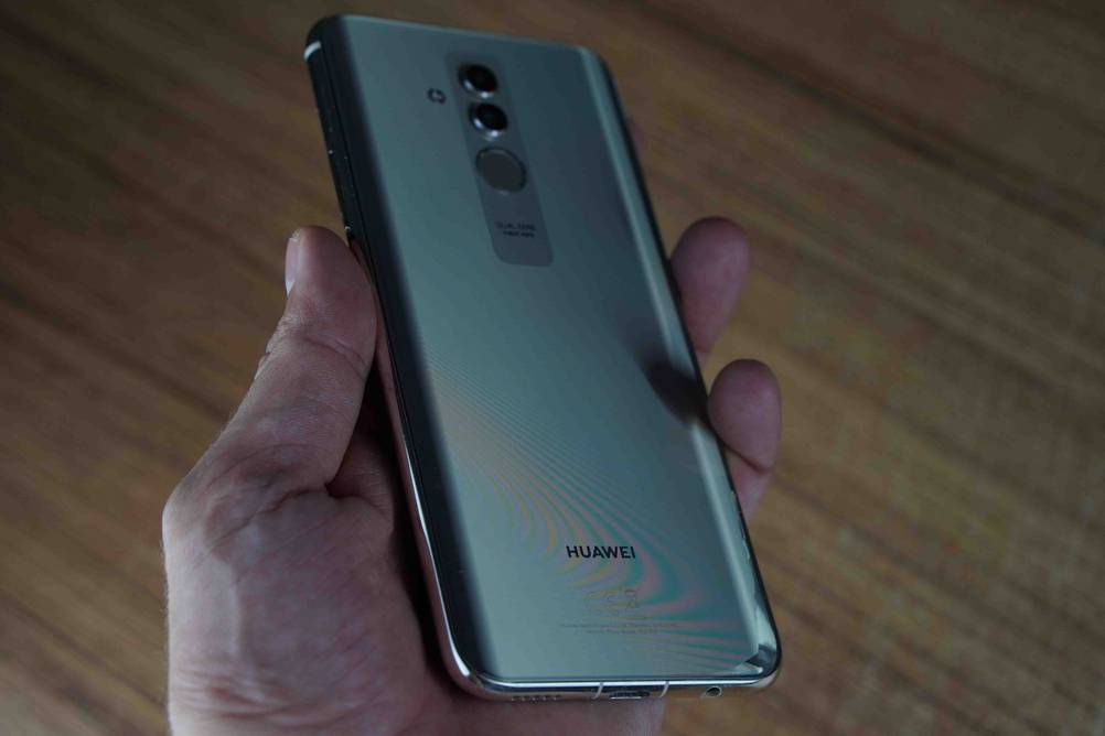 Huawei-Smartphone getestet: Smartphone wird in der Hand gehalten.