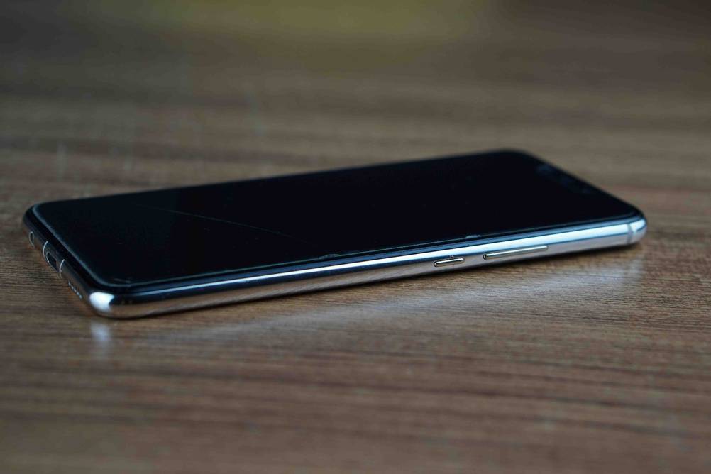 Getestetes Huawei-Smartphone liegt auf dem Tisch.
