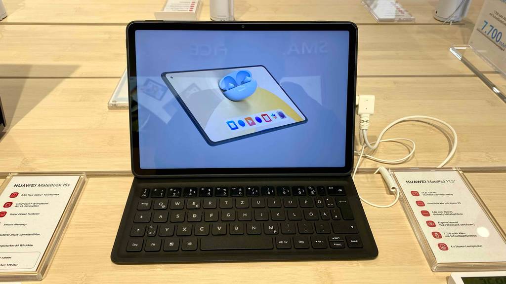 Ansicht von vorn auf den aufrecht stehenden Bildschirm eines aufgeklappten und getesteten Huawei Tablets mit Tastatur im Verkauf.