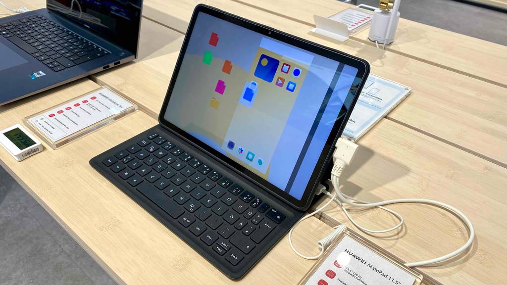 Ansicht auf den stehenden Bildschirm des aufgeklappten Huawei Tablets mit Tastatur im Test in einem Verkaufsbereich.