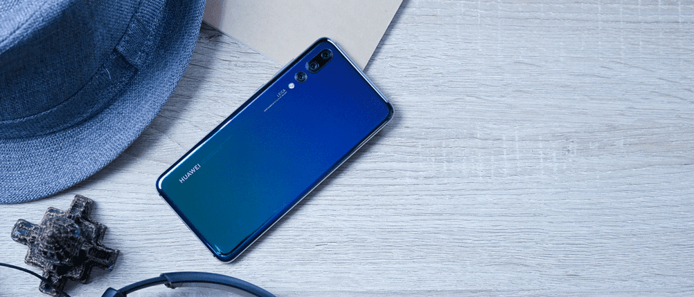 Blaues Huawei-Handy liegt auf Tisch