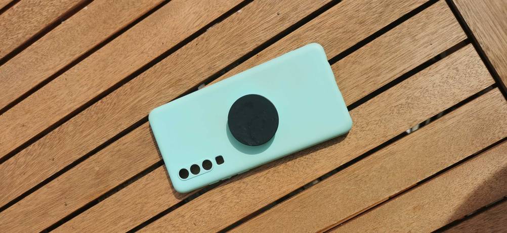 Huawei-P30-Hülle getestet: Rückseite einer Hülle auf einem Holztisch.