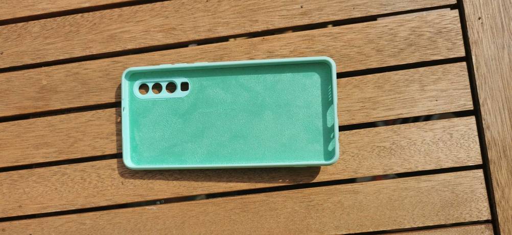 Innenseite einer Huawei-P30-Hülle im Test auf einem Holztisch.
