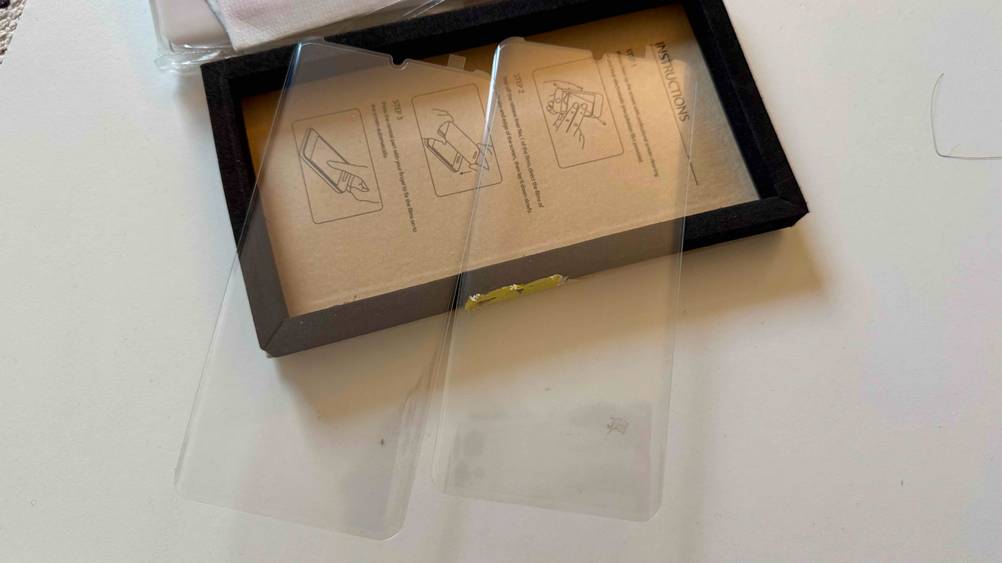 Auf der geöffneten Verpackung liegen zwei Huawei-P30-Pro-Panzerglas im Test nebeneinander.