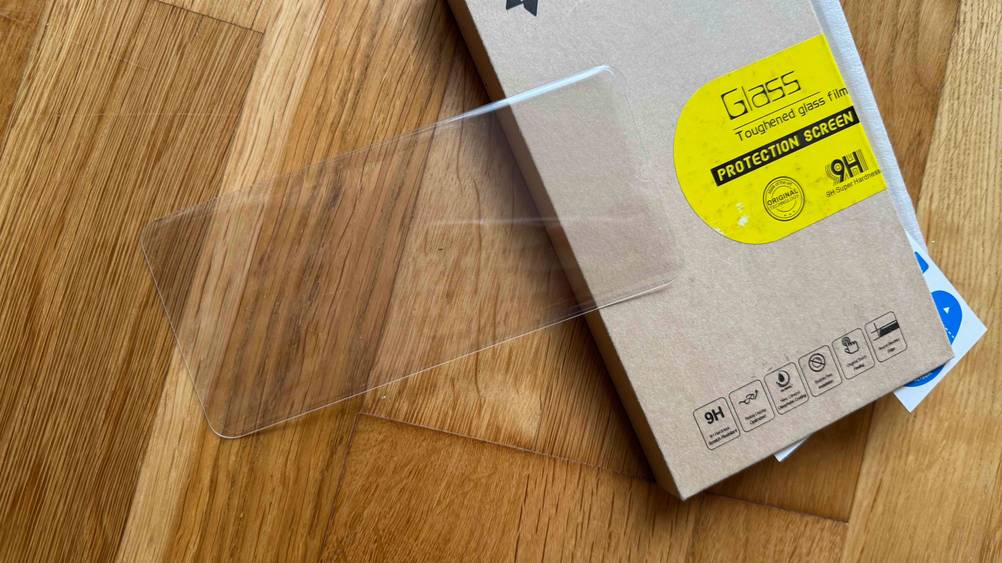 Huawei-P30-Pro-Panzerglas getestet: Ein Glas lehnt auf seiner Originalverpackung.