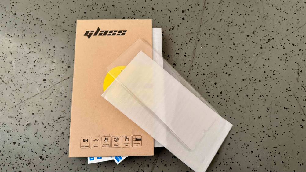 Auf seiner Originalverpackung befindet sich auf einer weißen Schutzfolie das getestete Huawei-P30-Pro-Panzerglas.