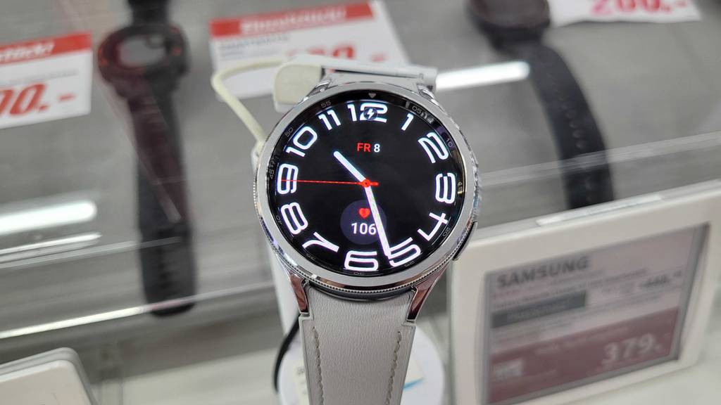 EKG-Uhren-Test: Nahaufnahme des runden, schwarzen Displays eines Samsung-Modells mit weißem Armband.