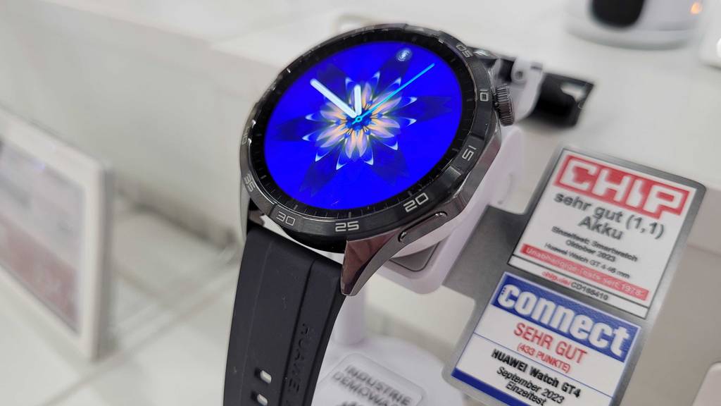 Im Test: eine EKG-Uhr der Marke HUAWEI ist mit einem schwarzen Kunststoffarmband in einem Verkaufsbereich ausgestellt.