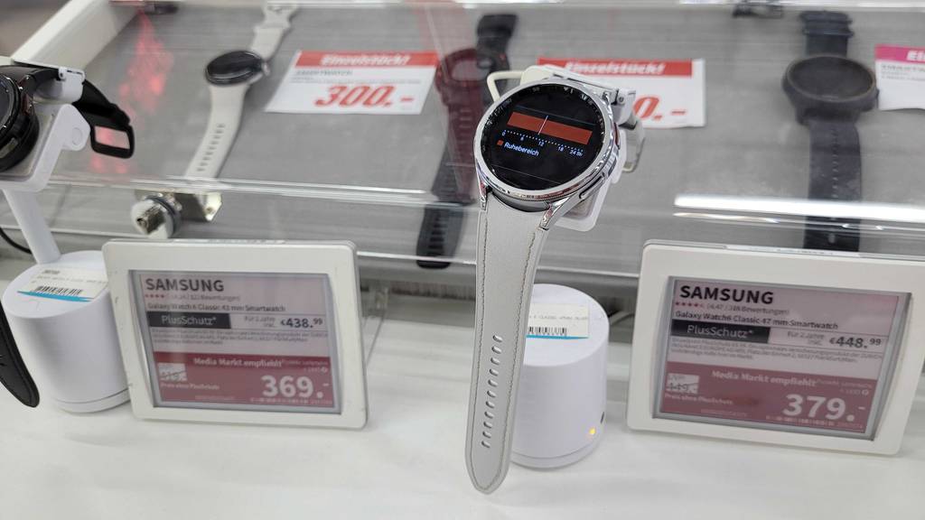 EKG-Uhren-Test: ein Samsung-Modell mit weißem Armband ist in einem Geschäft ausgestellt.