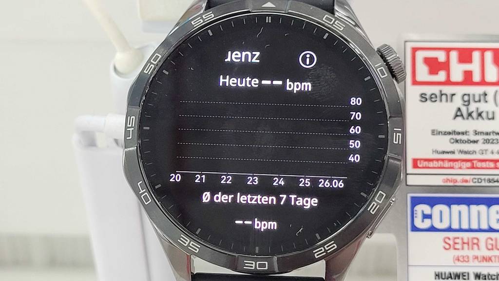 EKG-Uhren im Test: ein Modell mit schwarzem Armband und rundem Ziffernblatt ist neben seinem Produktschild in einem Geschäft ausgestellt.
