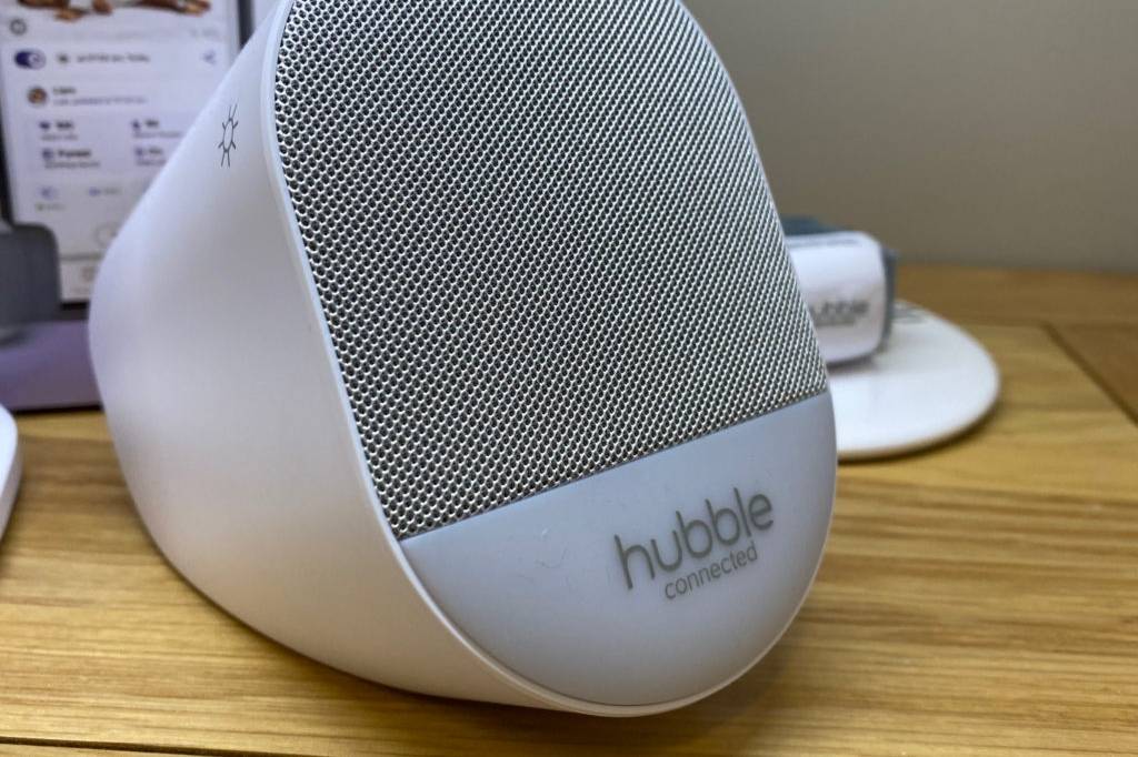 Baby-Kamera im Test: Ein Audio-Übertragungsgerät eines Sets steht auf einem Holztisch.