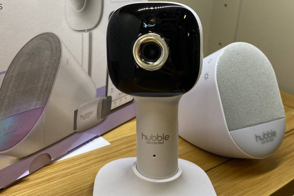 Im Test: Eine Baby-Kamera von Hubble steht vor der Audioübertragung und dem Verpackungskarton.