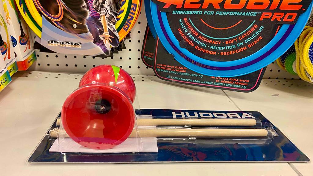 Diabolo im Test: Spielzeug hat eine rote Farbe.