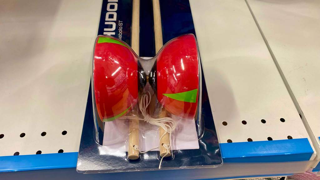 Diabolo getestet: Spielzeug liegt auf hellem Untergrund.