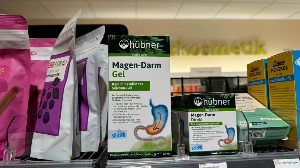 Mehrere Packungen Darmreiniger stehen zum Testen zwischen anderen Produkten.
