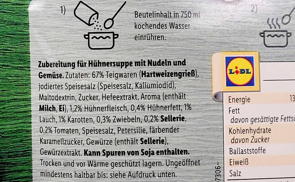 Hühnersuppe-Test: Nahaufnahme der Rückseite der Packung mit Zubereitungsinformationen.