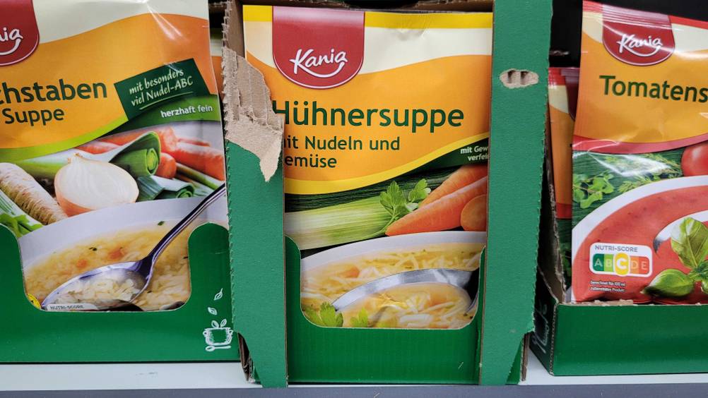 Getestet: Eine Packung Hühnersuppe in einem Karton neben anderen Produkten.