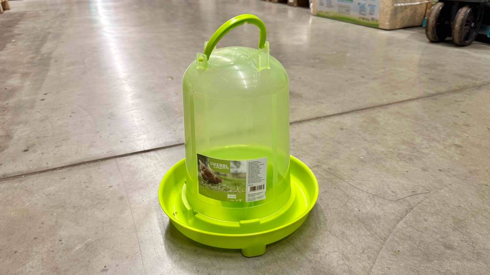 Hühnertränke getestet: Ein Produkt steht auf einem Betonboden.