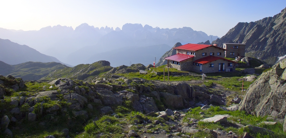 Haus mit rotem Dach mitten in den Bergen