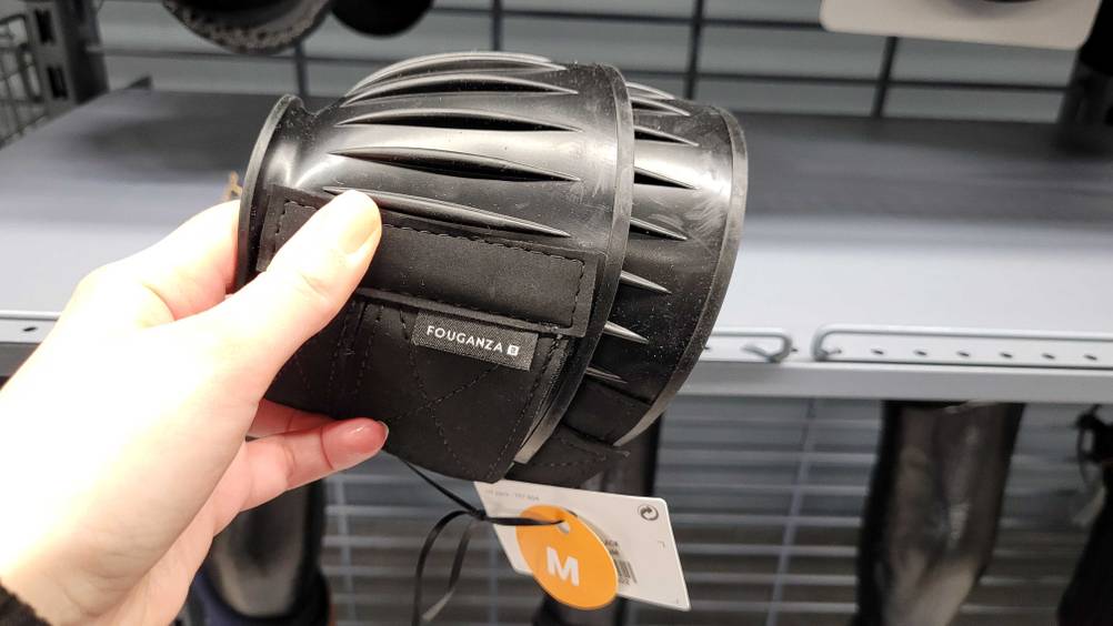 Hufglocken-Test: Schwarze Hufglocken werden in der Hand gehalten.