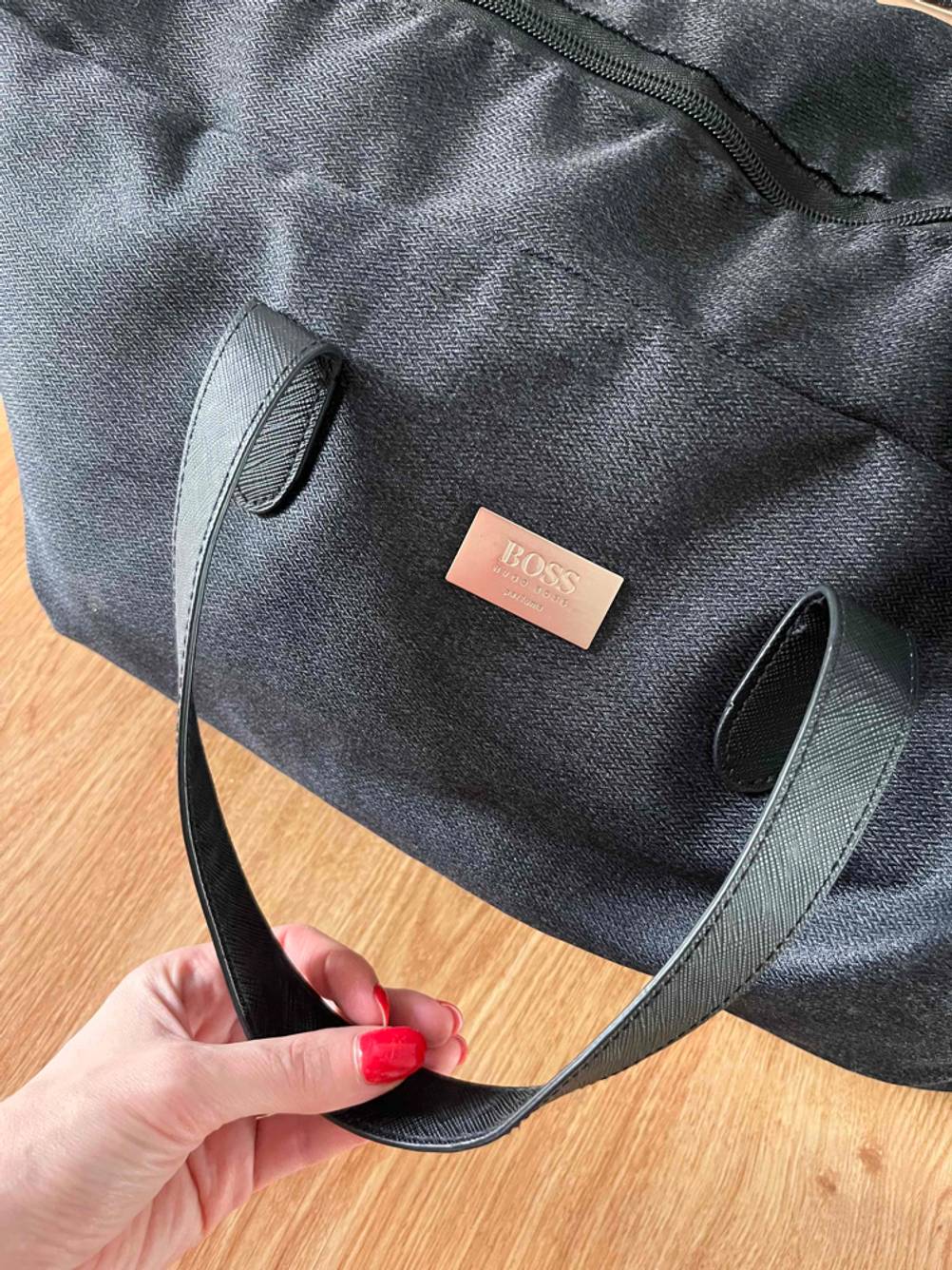 Weekender-Test: Detailansicht des Griffmaterials, das eine Damenhand berührt.