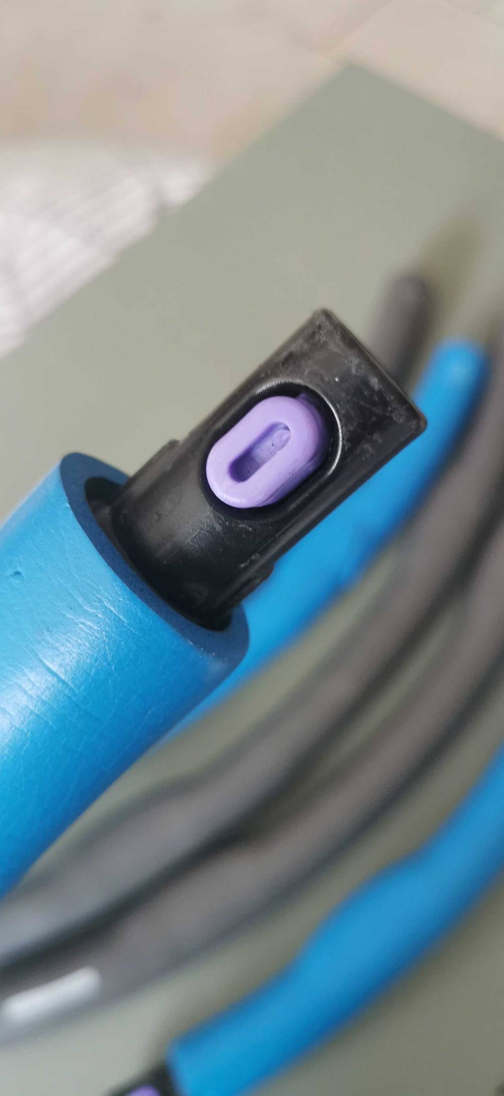 Nahaufnahme des Verbindungsstückes eines Hula-Hoop-Reifens mit 1,2 kg.