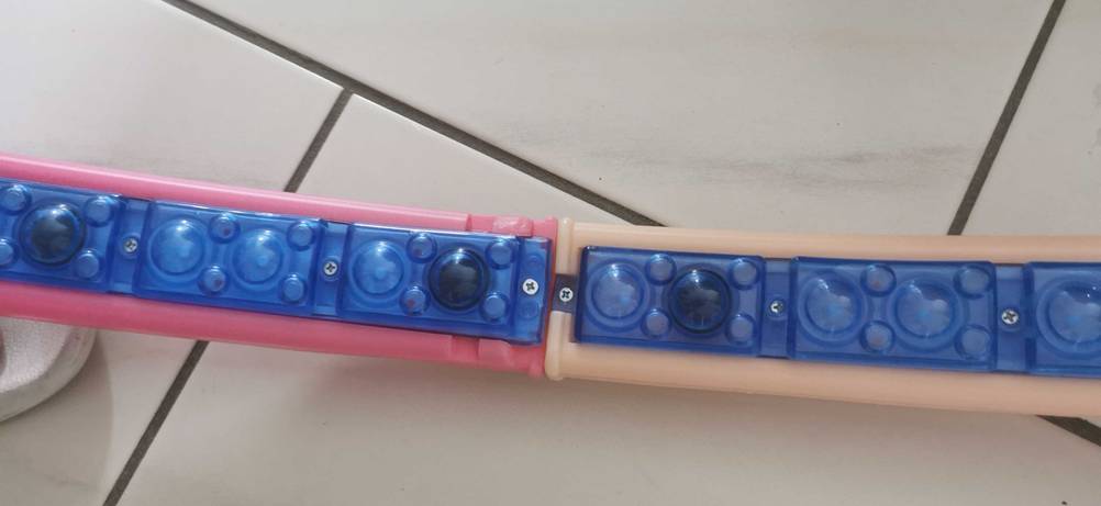 Im Test: Nahaufnahme der Innenfläche mit Nopen eines Hula-Hoop-Reifens zum Abnehmen.