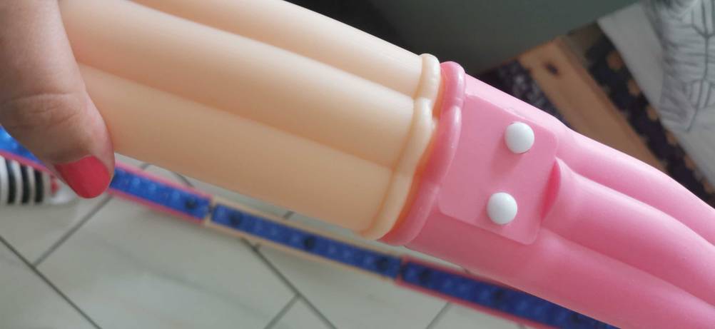 Hula-Hoop-Reifen zum Abnehmen getestet: Nahaufnahme der Verbindung zweier Teile.