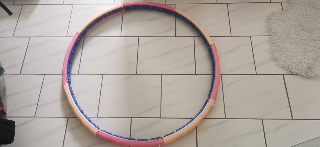 farbiger hula-hoop-reifen-zum-abnehmen auf den Boden