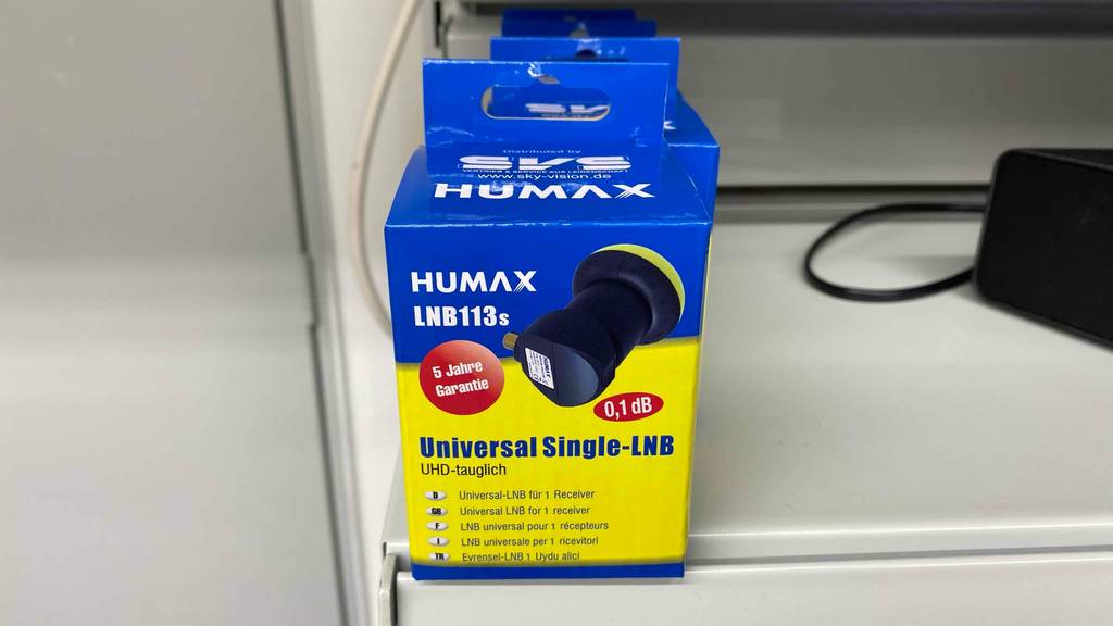 Single-Universal-LNBs getestet: Eine blau-gelbe Packung inklusive UHD-tauglichem Single-Universal-LNB113s mit 5 Jahre Garantie-Etikett steht in einem hellen Verkaufsregal.
